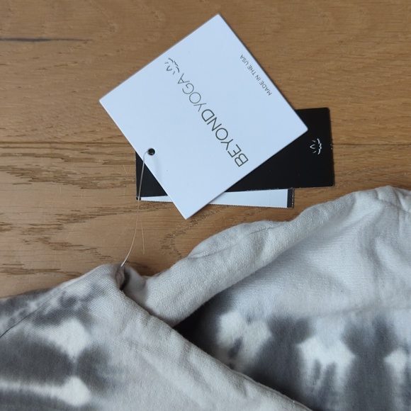 BNWT Beyond Yoga Grey Tie Dye Cropped Sweatshirt Size M - Picture 2 of 9